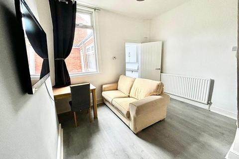 3 bedroom house to rent, Holly Street, Middlesbrough, TS1