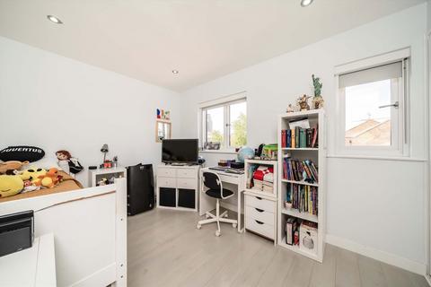 3 bedroom semi-detached house to rent, Prospect Place, London E1W