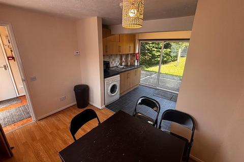 5 bedroom terraced house to rent, Northdown Road, Hatfield