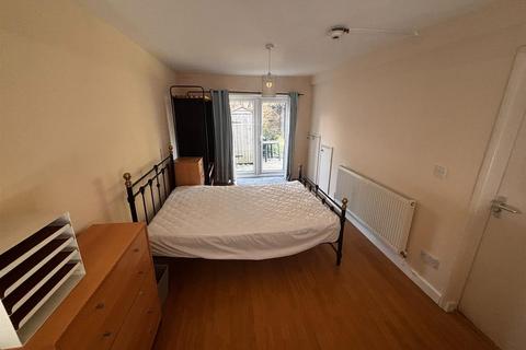 5 bedroom terraced house to rent, Northdown Road, Hatfield