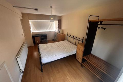 5 bedroom terraced house to rent, Northdown Road, Hatfield