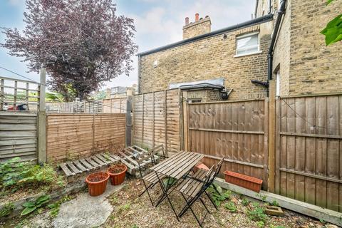4 bedroom terraced house to rent, Ballater Road, London SW2