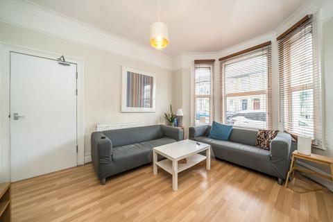 4 bedroom terraced house to rent, Ballater Road, London SW2