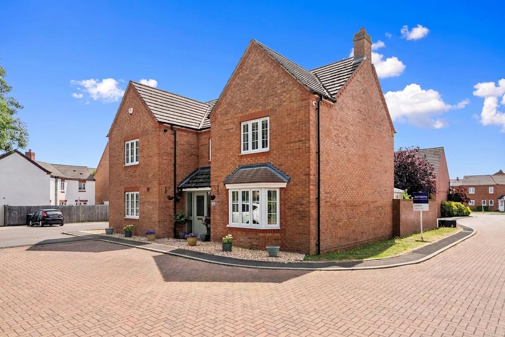4 bedroom detached house for sale in Evesham on OnTheMarket