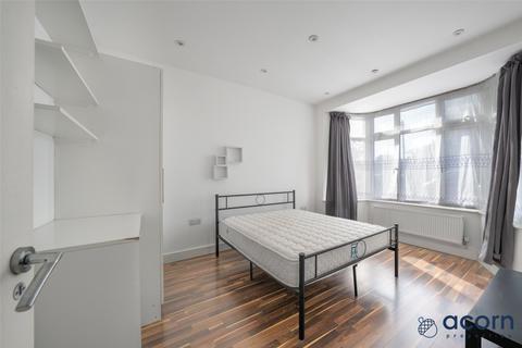 3 bedroom semi-detached house to rent, Manor Way, London NW9