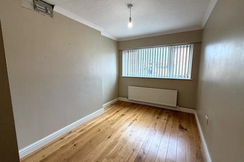 3 bedroom semi-detached house to rent, Hallam Road, Uttoxeter