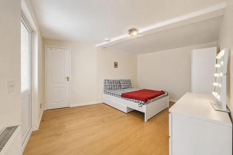 3 bedroom semi-detached house to rent, Rushgrove Avenue, London