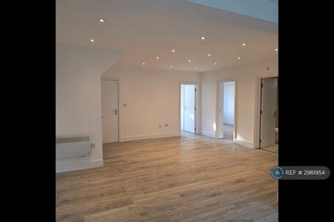3 bedroom flat to rent, High Meadow Crescent, London, NW9
