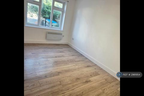 3 bedroom flat to rent, High Meadow Crescent, London, NW9