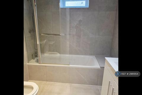 3 bedroom flat to rent, High Meadow Crescent, London, NW9