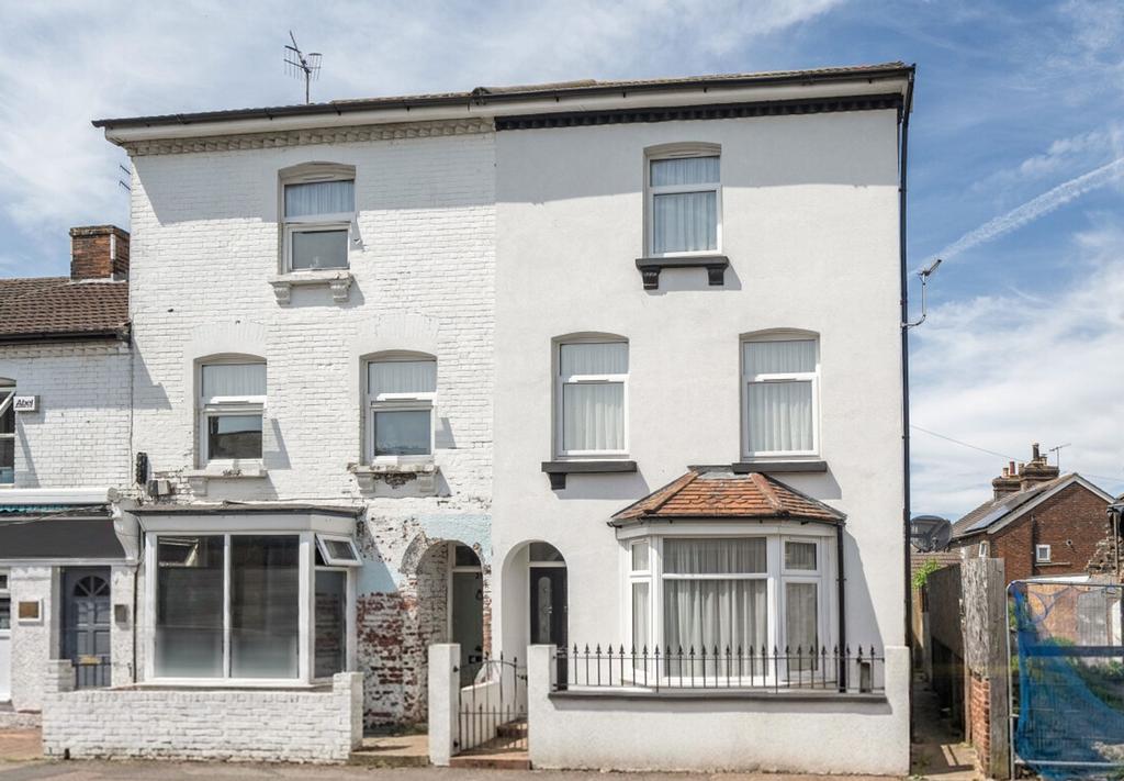 3 bedroom end of terrace house for sale in Tonbridge on OnTheMarket