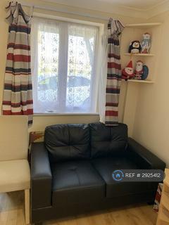 1 bedroom semi-detached house to rent, Chervil Close, Feltham, TW13