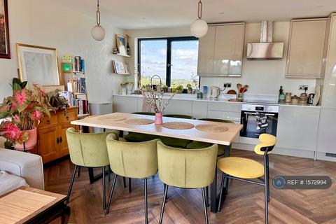 1 bedroom in a flat share to rent, Hazel Bank, London, SE25