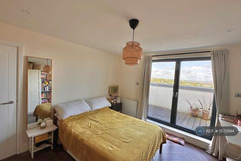 1 bedroom in a flat share to rent, Hazel Bank, London, SE25