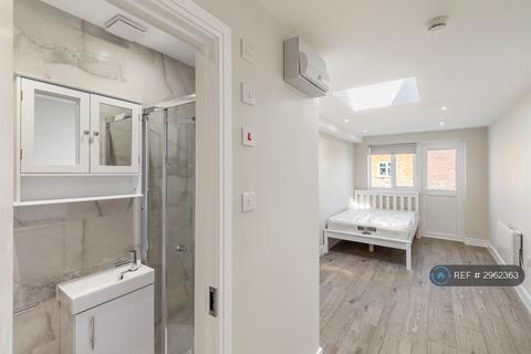 Studio to rent, Staines Road West, Ashford, TW15