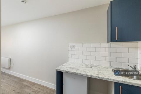 Studio to rent, Staines Road West, Ashford, TW15