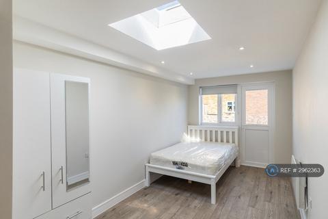 Studio to rent, Staines Road West, Ashford, TW15