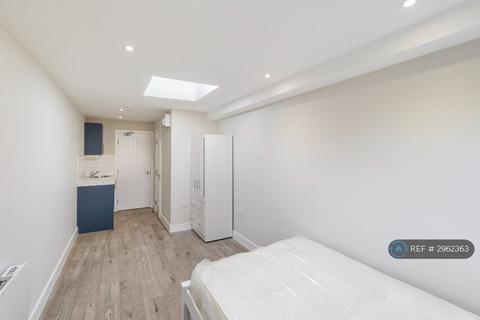 Studio to rent, Staines Road West, Ashford, TW15