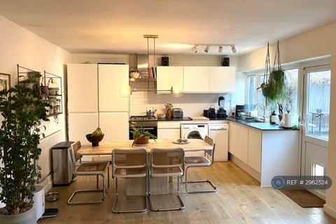 2 bedroom bungalow to rent, Annie Besant Close, London, E3