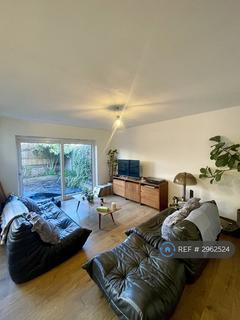 2 bedroom bungalow to rent, Annie Besant Close, London, E3