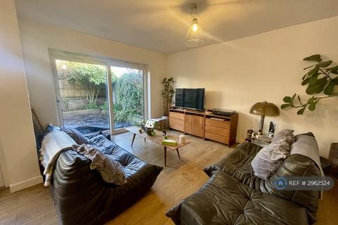 2 bedroom bungalow to rent, Annie Besant Close, London, E3