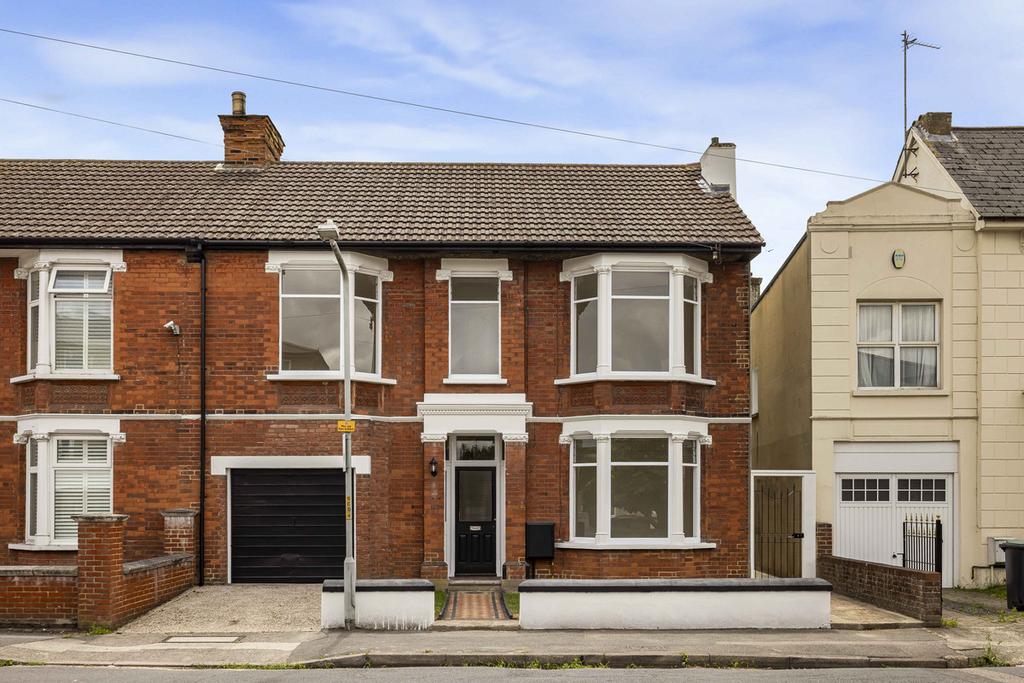 4 bedroom semi-detached house for sale in Gravesend on OnTheMarket