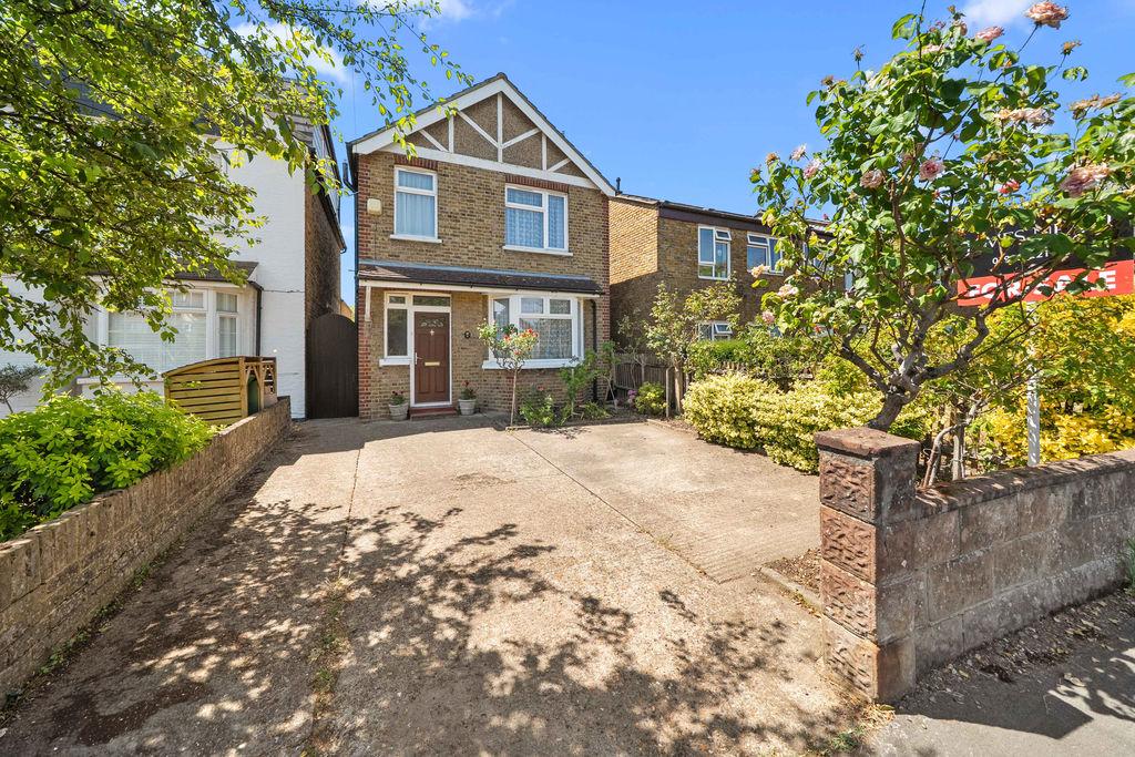 3 bedroom detached house for sale in Walton-On-Thames on OnTheMarket