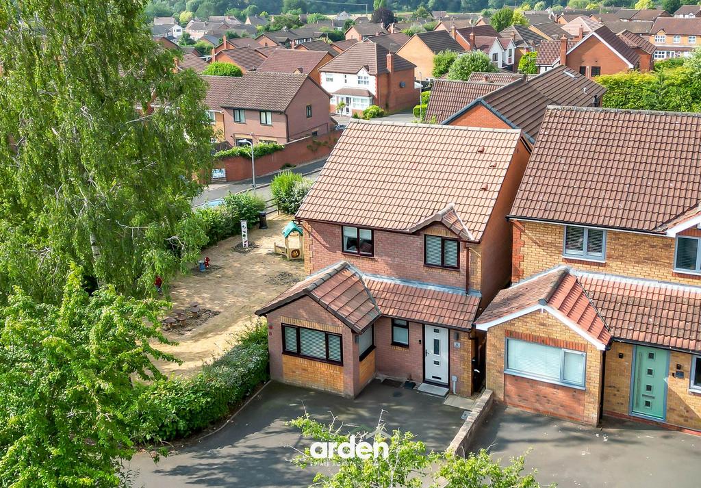 Detached house exterior, driveway