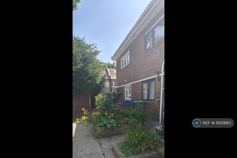4 bedroom terraced house to rent, Lytham St, London, SE17