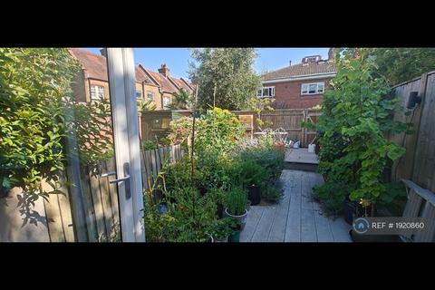 4 bedroom terraced house to rent, Lytham St, London, SE17