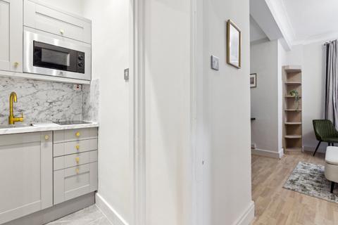 Studio to rent, Hallam Street, London W1W