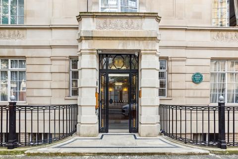 Studio to rent, Hallam Street, London W1W