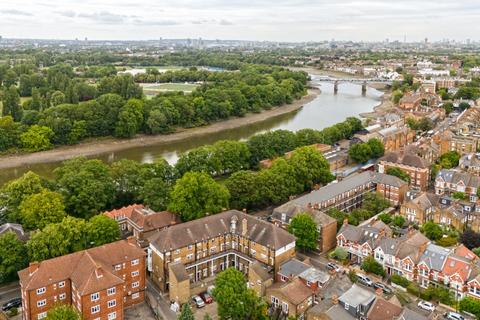 3 bedroom flat for sale, Mortlake High Street, London, SW14