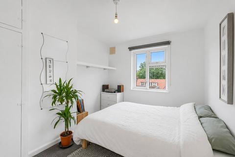 3 bedroom flat for sale, Mortlake High Street, London, SW14