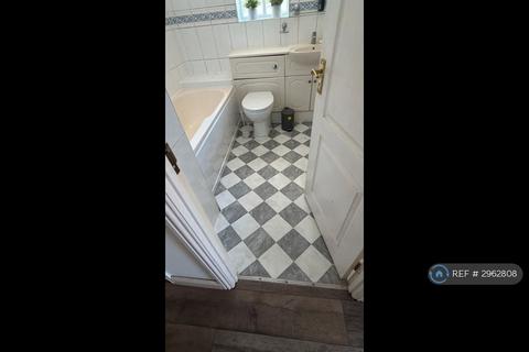 2 bedroom flat to rent, Upward Court, Romford, RM1