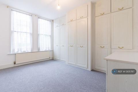 3 bedroom maisonette to rent, Boundaries Road, London, SW12