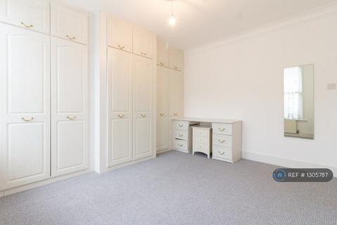 3 bedroom maisonette to rent, Boundaries Road, London, SW12