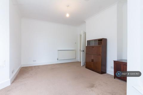 3 bedroom maisonette to rent, Boundaries Road, London, SW12
