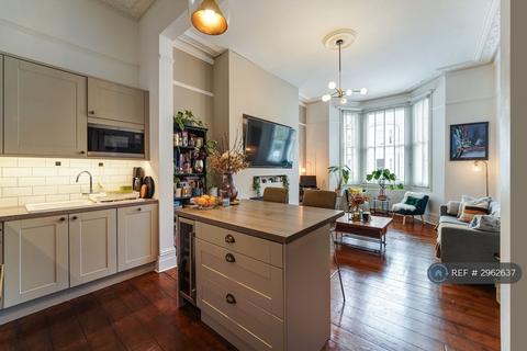 2 bedroom flat to rent, St Philip's Road, Surbiton, KT6