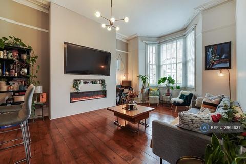 2 bedroom flat to rent, St Philip's Road, Surbiton, KT6