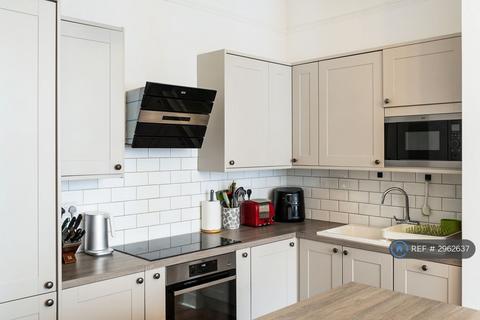 2 bedroom flat to rent, St Philip's Road, Surbiton, KT6