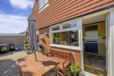 4 bedroom chalet for sale, Bowness Avenue, Sompting, West Sussex