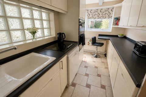 3 bedroom end of terrace house for sale, The Close, Luton, Bedfordshire, LU3 2LR