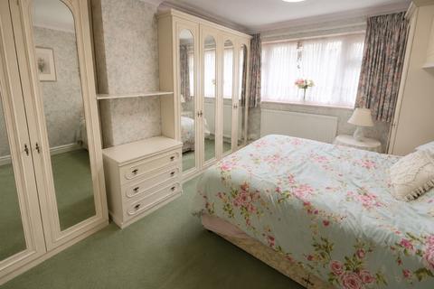 3 bedroom end of terrace house for sale, The Close, Luton, Bedfordshire, LU3 2LR