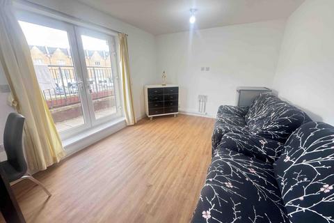 2 bedroom flat to rent, Varcoe Gardens, UB3
