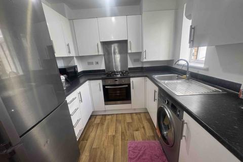 2 bedroom flat to rent, Varcoe Gardens, UB3