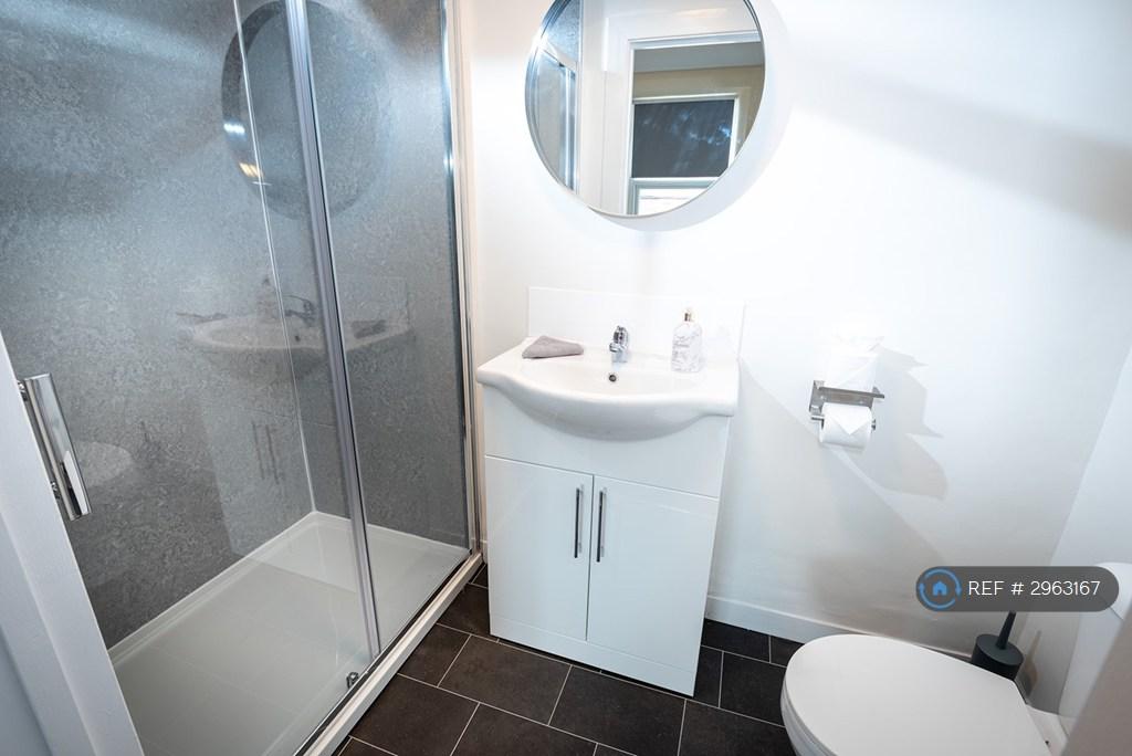 Spacious Double Room - Fully Furnished