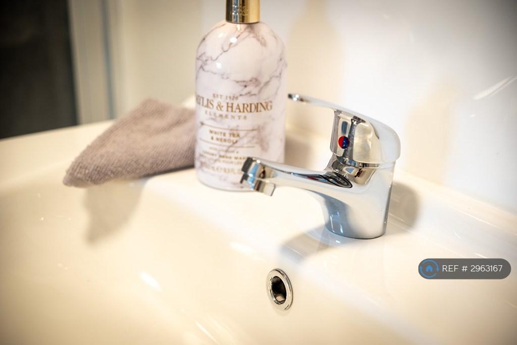 Private En-Suite Bathroom