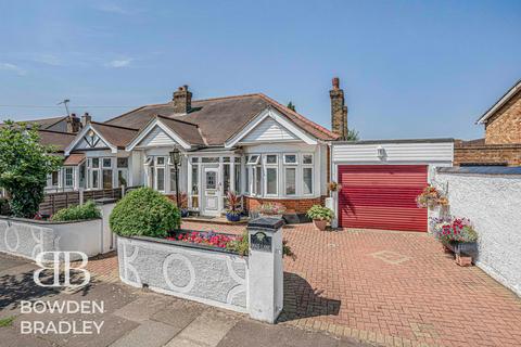 2 bedroom semi-detached bungalow for sale, Oaks Lane, Newbury Park, IG2