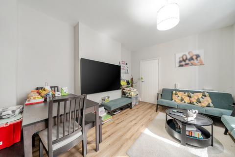2 bedroom flat to rent, Hoyle Road, Tooting, London, SW17